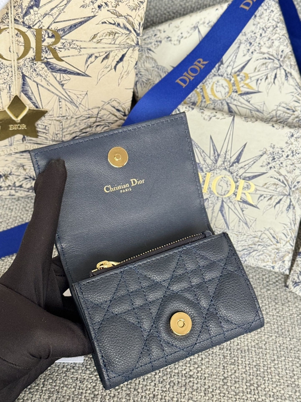 ディオール財布側面デザイン